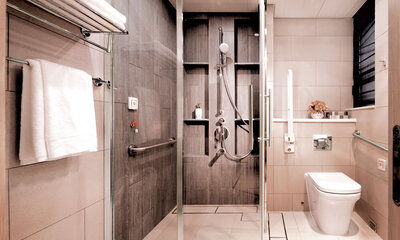 浴室以趟門開關，並設防滑地磚、扶手及企缸以無擋水檻設計。